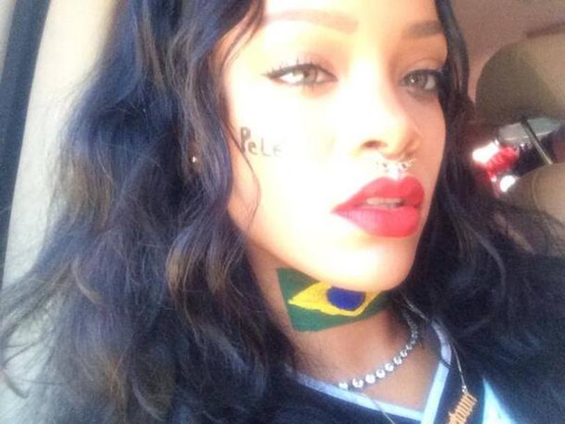 Pel e Rihanna, che coppia! La 26enne cantante  delle Barbados durante questi Mondiali si  proprio divertita: feste, selfie con le amiche e tifo sfegatato. Ha avuto anche il tempo di incontrare il mito del calcio brasiliano Pel. Eccoli sorridenti davanti al fotografo.  